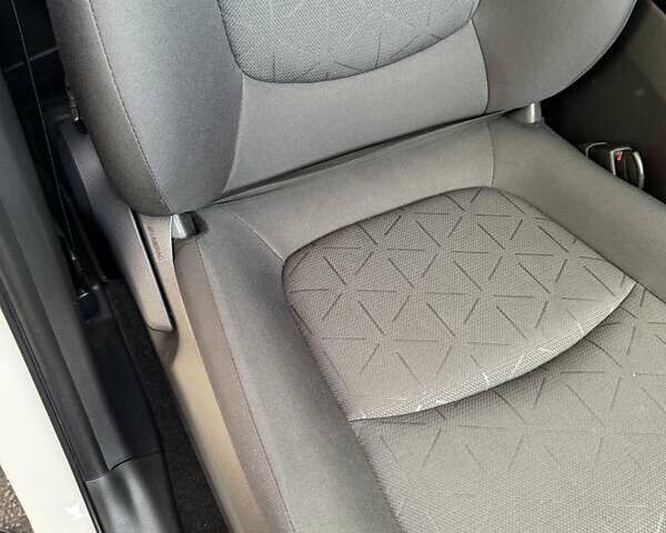 Тойота РАВ 4 2021 в Полтаве на Automoto.ua Белый Тойота РАВ 4, объемом двигателя 1.99 л и пробегом 32 тыс. км за 30900 $, фото 30 на Automoto.ua