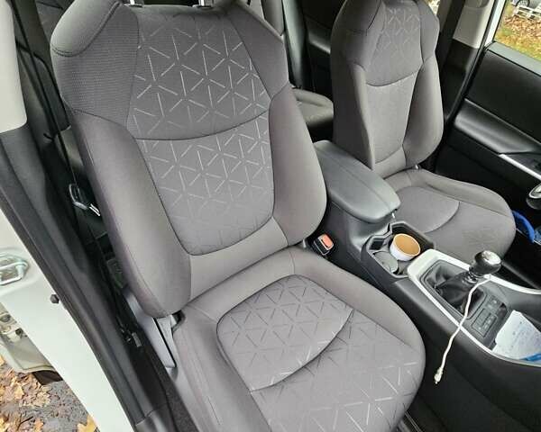 Білий Тойота РАВ 4, об'ємом двигуна 1.99 л та пробігом 149 тис. км за 21500 $, фото 10 на Automoto.ua