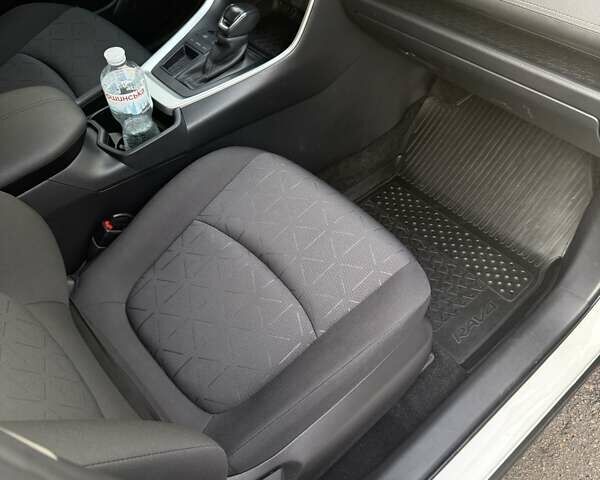 Тойота РАВ 4 2021 в Полтаве на Automoto.ua Белый Тойота РАВ 4, объемом двигателя 1.99 л и пробегом 32 тыс. км за 30900 $, фото 40 на Automoto.ua