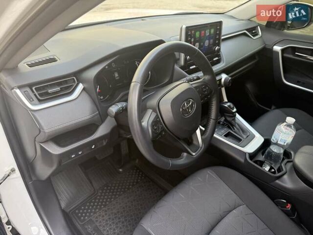 Тойота РАВ 4 2021 в Полтаве на Automoto.ua Белый Тойота РАВ 4, объемом двигателя 1.99 л и пробегом 32 тыс. км за 30900 $, фото 12 на Automoto.ua