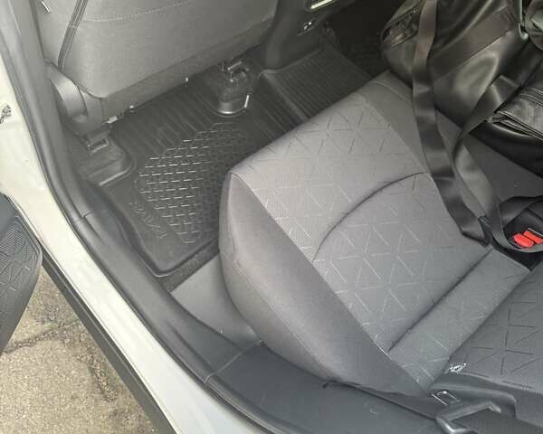 Тойота РАВ 4 2021 в Полтаве на Automoto.ua Белый Тойота РАВ 4, объемом двигателя 1.99 л и пробегом 32 тыс. км за 30900 $, фото 35 на Automoto.ua