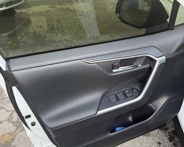 Тойота РАВ 4 2021 в Полтаве на Automoto.ua Белый Тойота РАВ 4, объемом двигателя 1.99 л и пробегом 32 тыс. км за 30900 $, фото 34 на Automoto.ua