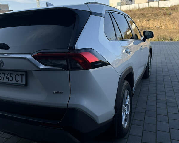 Тойота РАВ 4 2021 в Хмельницком на Automoto.ua Белый Тойота РАВ 4, объемом двигателя 1.99 л и пробегом 38 тыс. км за 31500 $, фото 9 на Automoto.ua