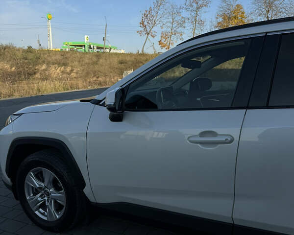 Тойота РАВ 4 2021 в Хмельницком на Automoto.ua Белый Тойота РАВ 4, объемом двигателя 1.99 л и пробегом 38 тыс. км за 31500 $, фото 4 на Automoto.ua