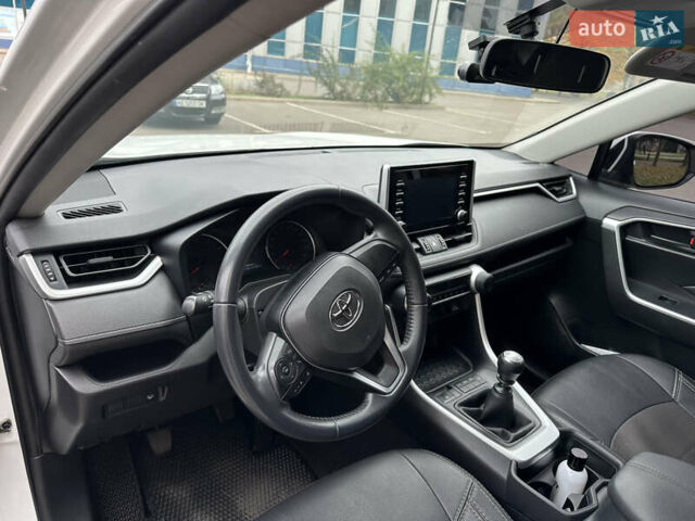 Тойота РАВ 4 2021 в Кривом Роге на Automoto.ua Белый Тойота РАВ 4, объемом двигателя 1.99 л и пробегом 51 тыс. км за 26000 $, фото 13 на Automoto.ua