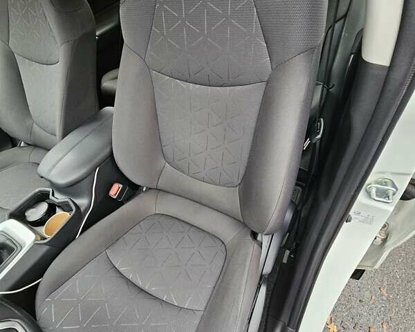 Білий Тойота РАВ 4, об'ємом двигуна 1.99 л та пробігом 149 тис. км за 21500 $, фото 9 на Automoto.ua