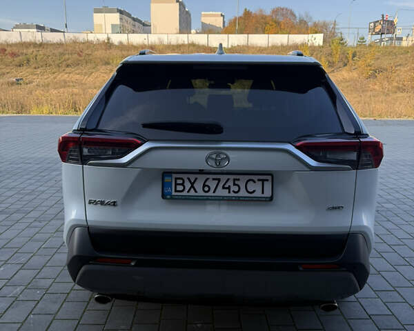 Тойота РАВ 4 2021 в Хмельницком на Automoto.ua Белый Тойота РАВ 4, объемом двигателя 1.99 л и пробегом 38 тыс. км за 31500 $, фото 8 на Automoto.ua