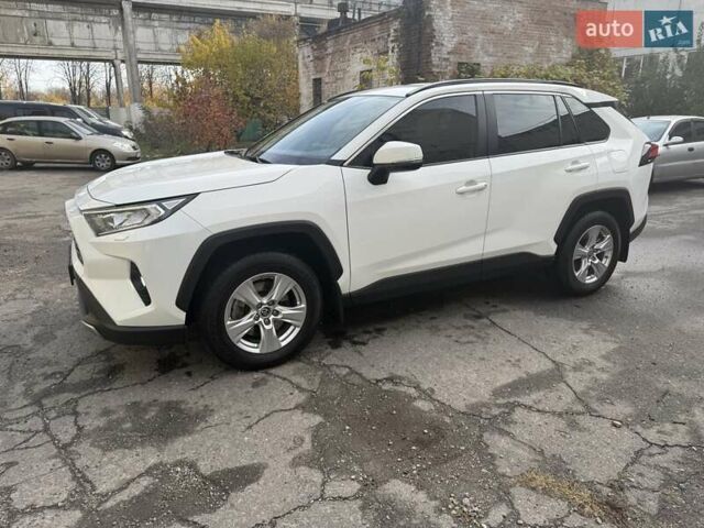 Тойота РАВ 4 2021 в Полтаве на Automoto.ua Белый Тойота РАВ 4, объемом двигателя 1.99 л и пробегом 32 тыс. км за 30900 $, фото 50 на Automoto.ua