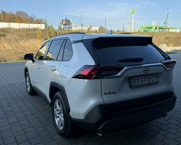 Тойота РАВ 4 2021 в Хмельницком на Automoto.ua Белый Тойота РАВ 4, объемом двигателя 1.99 л и пробегом 38 тыс. км за 31500 $, фото 7 на Automoto.ua