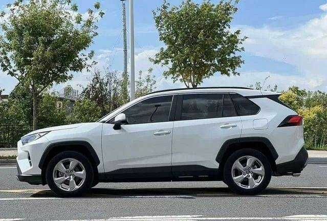 Білий Тойота РАВ 4, об'ємом двигуна 2 л та пробігом 25 тис. км за 25000 $, фото 1 на Automoto.ua