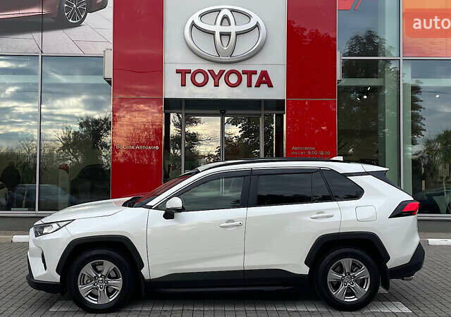 Белый Тойота РАВ 4, объемом двигателя 2 л и пробегом 20 тыс. км за 28752 $, фото 2 на Automoto.ua