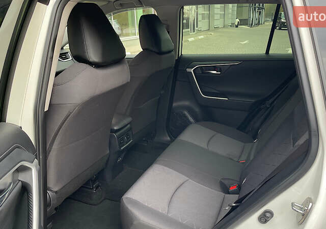 Белый Тойота РАВ 4, объемом двигателя 2 л и пробегом 20 тыс. км за 28752 $, фото 10 на Automoto.ua