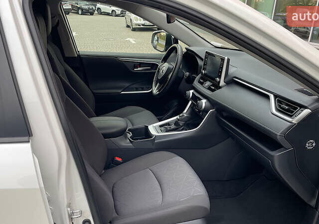 Белый Тойота РАВ 4, объемом двигателя 2 л и пробегом 20 тыс. км за 28752 $, фото 5 на Automoto.ua