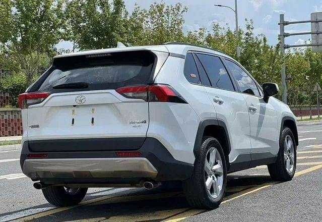 Білий Тойота РАВ 4, об'ємом двигуна 2 л та пробігом 25 тис. км за 25000 $, фото 3 на Automoto.ua