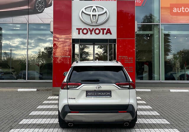 Белый Тойота РАВ 4, объемом двигателя 2 л и пробегом 20 тыс. км за 28752 $, фото 3 на Automoto.ua