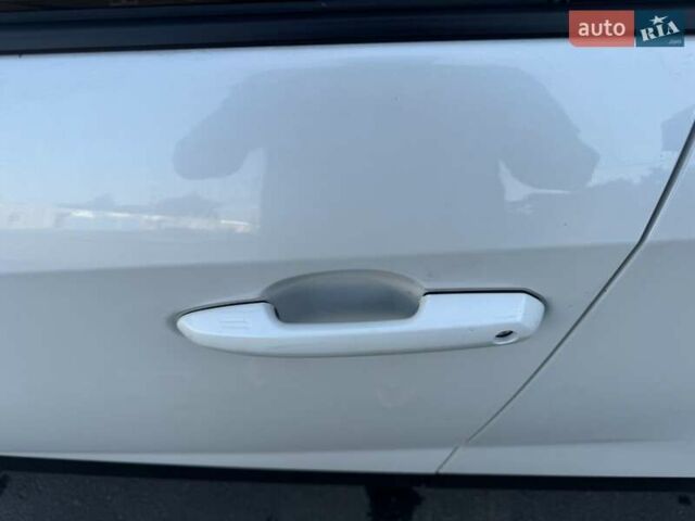 Білий Тойота РАВ 4, об'ємом двигуна 2.5 л та пробігом 14 тис. км за 31700 $, фото 2 на Automoto.ua