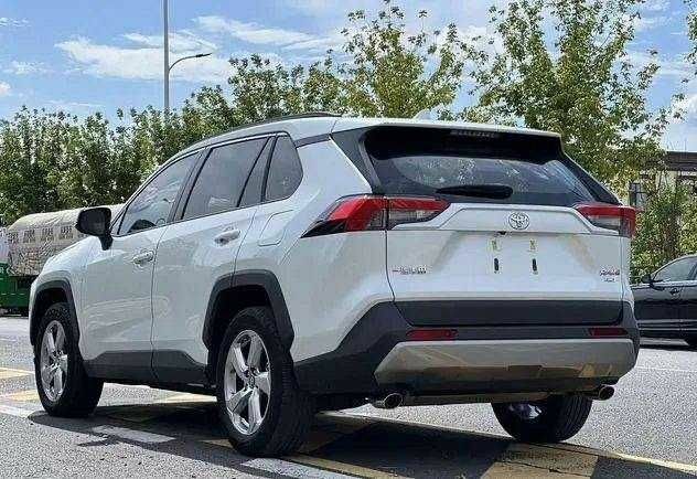 Білий Тойота РАВ 4, об'ємом двигуна 2 л та пробігом 25 тис. км за 25000 $, фото 2 на Automoto.ua