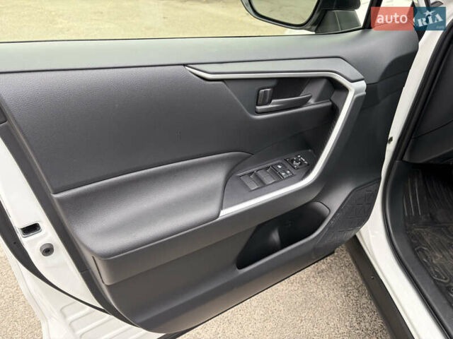 Белый Тойота РАВ 4, объемом двигателя 1.99 л и пробегом 24 тыс. км за 35900 $, фото 7 на Automoto.ua