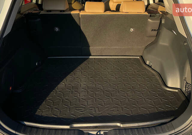 Белый Тойота РАВ 4, объемом двигателя 2.49 л и пробегом 13 тыс. км за 45243 $, фото 9 на Automoto.ua