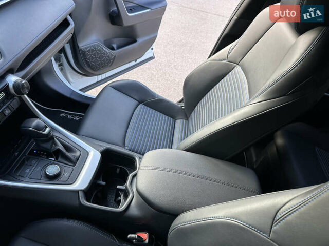 Білий Тойота РАВ 4, об'ємом двигуна 2.49 л та пробігом 36 тис. км за 43750 $, фото 25 на Automoto.ua