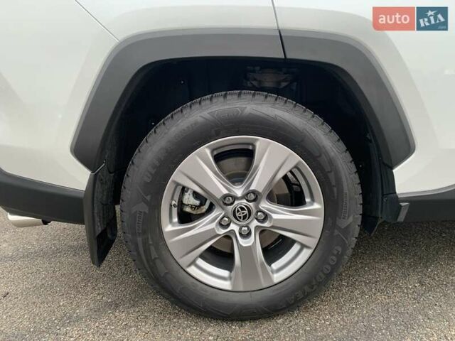 Білий Тойота РАВ 4, об'ємом двигуна 2.49 л та пробігом 75 тис. км за 37900 $, фото 40 на Automoto.ua