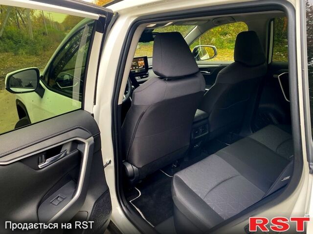 Білий Тойота РАВ 4, об'ємом двигуна 2.5 л та пробігом 1000 тис. км за 42000 $, фото 6 на Automoto.ua