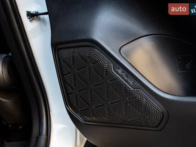 Белый Тойота РАВ 4, объемом двигателя 2.49 л и пробегом 3 тыс. км за 42000 $, фото 38 на Automoto.ua