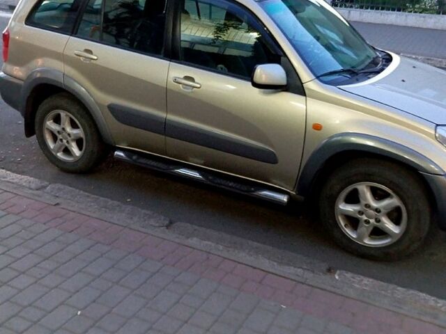 Бежевый Тойота РАВ 4, объемом двигателя 2 л и пробегом 260 тыс. км за 5500 $, фото 1 на Automoto.ua