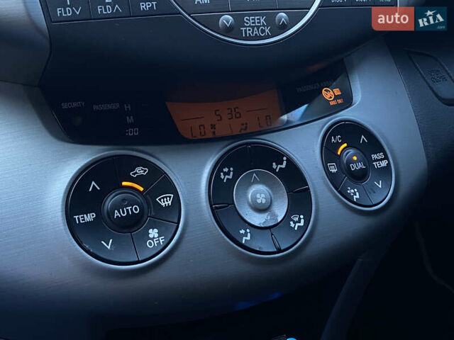 Бежевий Тойота РАВ 4, об'ємом двигуна 2 л та пробігом 253 тис. км за 9299 $, фото 13 на Automoto.ua