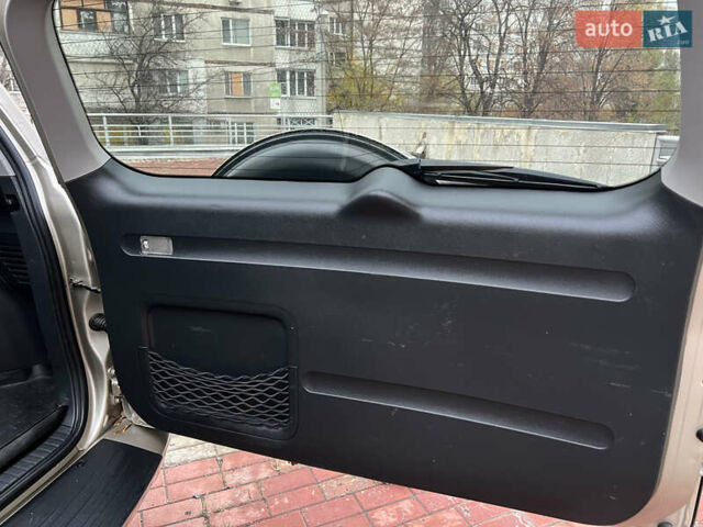 Бежевий Тойота РАВ 4, об'ємом двигуна 2 л та пробігом 230 тис. км за 10300 $, фото 24 на Automoto.ua
