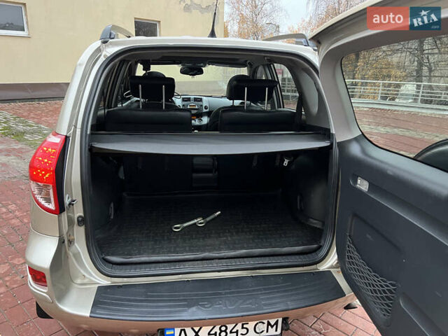 Бежевий Тойота РАВ 4, об'ємом двигуна 2 л та пробігом 230 тис. км за 10300 $, фото 22 на Automoto.ua