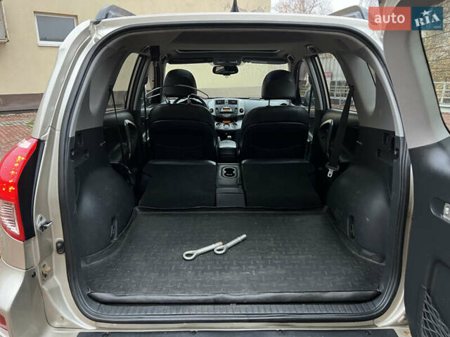 Бежевий Тойота РАВ 4, об'ємом двигуна 2 л та пробігом 230 тис. км за 10300 $, фото 26 на Automoto.ua