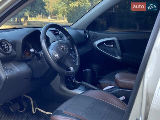 Бежевий Тойота РАВ 4, об'ємом двигуна 2 л та пробігом 253 тис. км за 9299 $, фото 8 на Automoto.ua