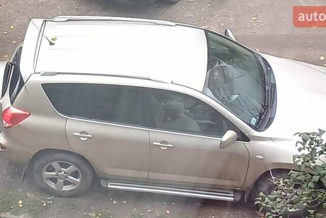 Бежевый Тойота РАВ 4, объемом двигателя 2 л и пробегом 250 тыс. км за 10700 $, фото 1 на Automoto.ua