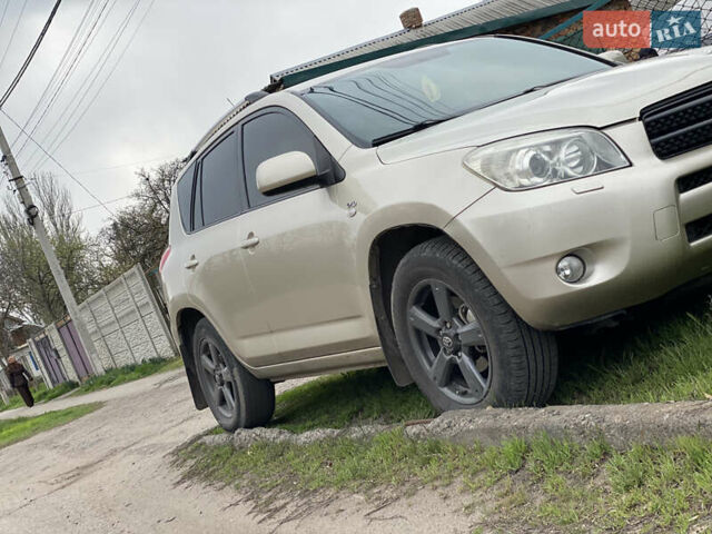 Тойота РАВ 4 2007 в Апостолове на Automoto.ua Бежевый Тойота РАВ 4, объемом двигателя 2.2 л и пробегом 192 тыс. км за 9000 $, фото 1 на Automoto.ua