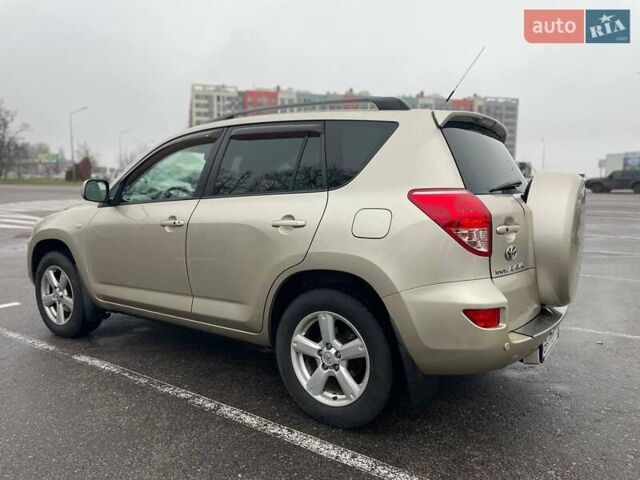 Бежевый Тойота РАВ 4, объемом двигателя 2 л и пробегом 235 тыс. км за 9500 $, фото 1 на Automoto.ua