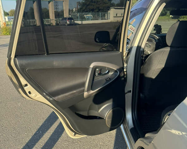 Бежевый Тойота РАВ 4, объемом двигателя 2 л и пробегом 249 тыс. км за 9500 $, фото 14 на Automoto.ua