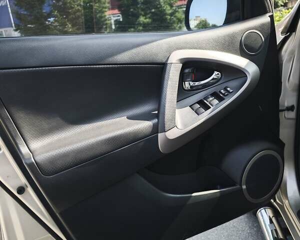 Бежевый Тойота РАВ 4, объемом двигателя 2 л и пробегом 240 тыс. км за 11799 $, фото 38 на Automoto.ua