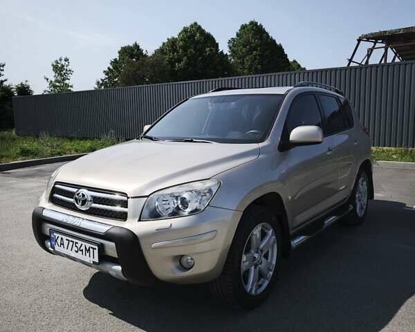 Бежевый Тойота РАВ 4, объемом двигателя 2 л и пробегом 240 тыс. км за 11799 $, фото 1 на Automoto.ua