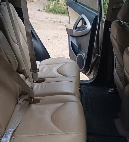 Бежевый Тойота РАВ 4, объемом двигателя 2 л и пробегом 250 тыс. км за 10700 $, фото 2 на Automoto.ua