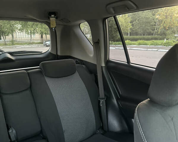 Бежевый Тойота РАВ 4, объемом двигателя 2 л и пробегом 249 тыс. км за 9500 $, фото 5 на Automoto.ua