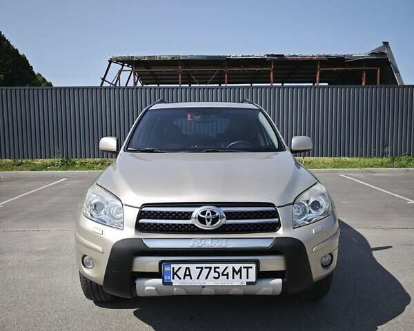 Бежевый Тойота РАВ 4, объемом двигателя 2 л и пробегом 240 тыс. км за 11799 $, фото 4 на Automoto.ua