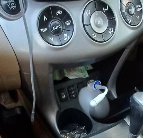 Бежевый Тойота РАВ 4, объемом двигателя 2 л и пробегом 250 тыс. км за 10700 $, фото 5 на Automoto.ua