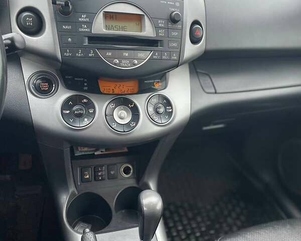 Бежевый Тойота РАВ 4, объемом двигателя 2 л и пробегом 235 тыс. км за 9500 $, фото 12 на Automoto.ua