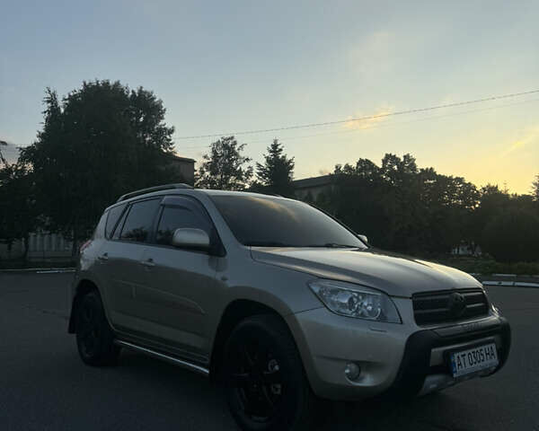 Бежевый Тойота РАВ 4, объемом двигателя 2 л и пробегом 249 тыс. км за 9500 $, фото 4 на Automoto.ua