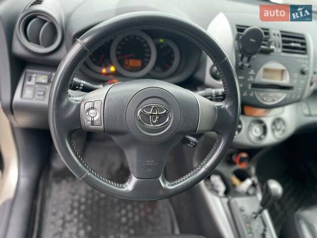 Бежевый Тойота РАВ 4, объемом двигателя 2 л и пробегом 235 тыс. км за 9500 $, фото 11 на Automoto.ua