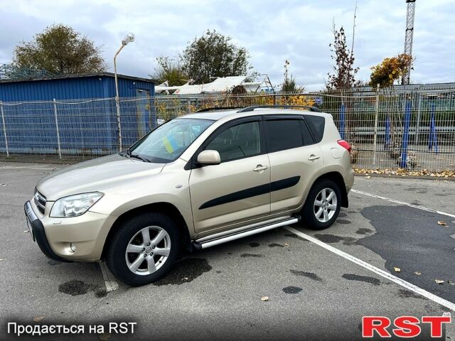 Бежевый Тойота РАВ 4, объемом двигателя 2 л и пробегом 170 тыс. км за 11900 $, фото 1 на Automoto.ua