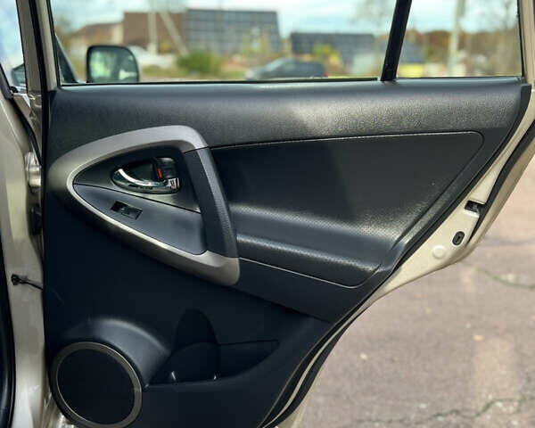 Бежевый Тойота РАВ 4, объемом двигателя 2 л и пробегом 160 тыс. км за 7950 $, фото 37 на Automoto.ua