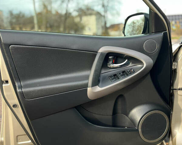 Бежевый Тойота РАВ 4, объемом двигателя 2 л и пробегом 160 тыс. км за 7950 $, фото 25 на Automoto.ua