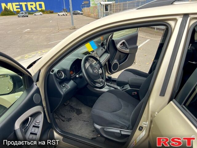 Бежевый Тойота РАВ 4, объемом двигателя 2 л и пробегом 170 тыс. км за 11900 $, фото 9 на Automoto.ua